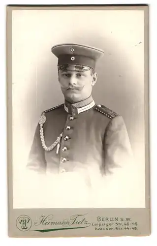 Fotografie Hermann Tietz, Berlin, Leipziger-Strasse 46-49, Uffz. mit Schützenschnur des Kaiser Franz Garde Gren. Rgt. 2