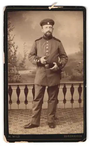 Fotografie M. Wild, Burghausen, Soldat mit Krätzchen raucht Zigarre