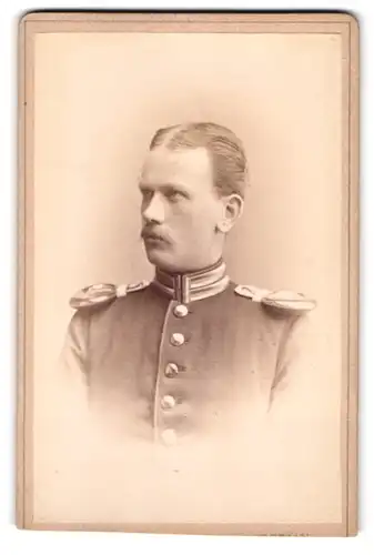 Fotografie Atelier Lawitzky, Berlin, Behrenstrasse 21, Portrait Offizier in Uniform mit Epauletten