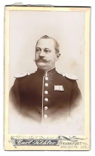 Fotografie Carl Köhler, Frankfurt / Oder, Breitestr. 23a, Portrait Offizier in Uniform mit Epauletten & Bandschnalle