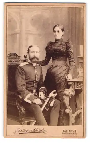 Fotografie Gustav Schlüter, Goslar a. H., Breitestr. 91, Offizier in Uniform mit Säbel nebst hübscher junger Gattin