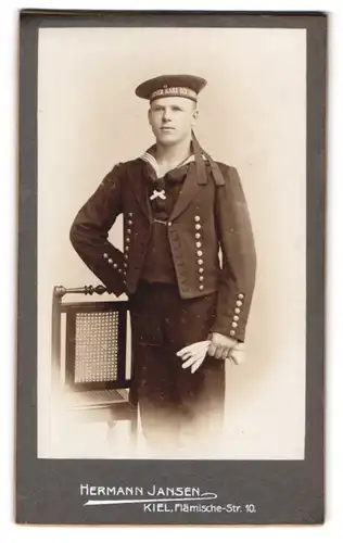 Fotografie Hermann Jansen, Kiel, Flämischestr. 10, Kaiserliche Marine, Matrose Mützenband S.M.S. Kaiser Karl der Grosse