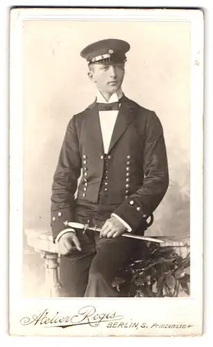 Fotografie Atelier Regis, Berlin, Prinzenstr. 44, Kadett der kaiserlichen Marine in Uniform mit Dolch