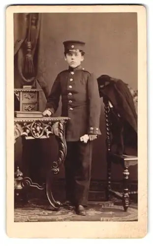 Fotografie G. Steffens, Potsdam, Potsdamerstr. 116a, Kadett in Uniform mit Schirmmütze