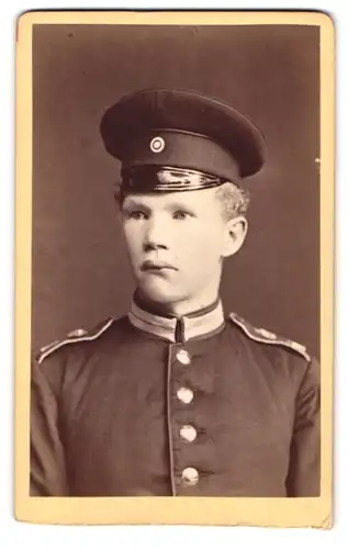 Fotografie N. Raschkow Junior, Breslau, Ohlauerstr. 4, Portrait Kadett von Örtzen in Uniform mit Schirmmütze 1877