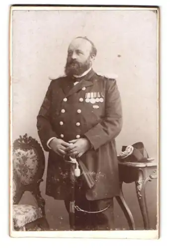 Fotografie unbekannter Fotograf und Ort, Offizier der kaiserlichen Marine in Uniform mit Ordenspange & Zweispitz
