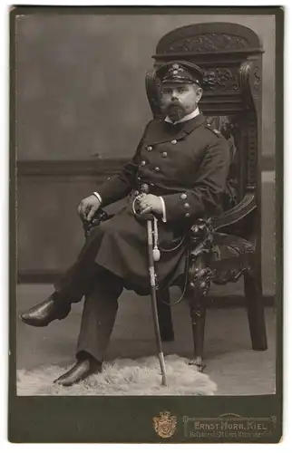 Fotografie Ernst Horn, Kiel, Holstenstr. 21, Offizier der kaiserlichen Marine, Maschinist einer Werftdivision 1905