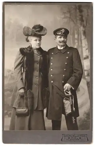 Fotografie Georg Billström, Kiel, Holstenstr. 43, Offizier der kaiserlichen Marine in Uniform mit Säbel nebst Gattin