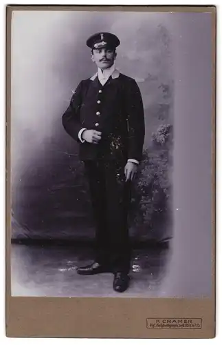 Fotografie F. Cramer, Weiden i. O., Portrait Hausdiener in Uniform mit Schirmmütze