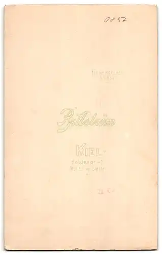 Fotografie Atelier Billström, Kiel, Holstenstr. 43, Matrose der kaiserlichen Marine in Uniform nebst Gattin