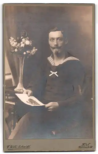 Fotografie F.W. Schmidt, Kiel, Holstenstr. 22, Matrose kaiserlichen Marine mit Mützenband S.M.S. Koenig