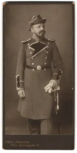 Fotografie Ferd. Urbahns, Kiel, Schlossgarten 17, Offizier der kaiserlichen Marine in Uniform mit Zweispitz