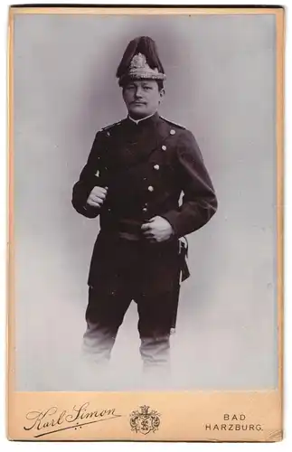 Fotografie Karl Simon, Bad Harzburg, Feuerwehr - Feuerwehrmann, Brandmeister in Uniform mit Parade-Helm