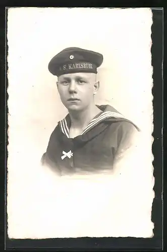 Foto-AK Matrose in Uniform mit Mützenband SMS Karlsruhe, Uniformfoto