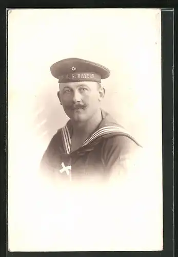 Foto-AK Matrose in Uniform mit Mützenband SMS Bayern, Uniformfoto