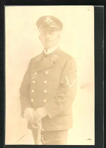 Foto-AK Bootsmann in Uniform mit Schirmmütze und Säbel, Uniformfoto