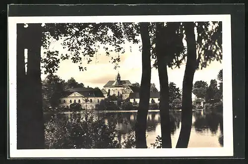 AK Zamek Zdar, Ortsansicht mit See und Kirche