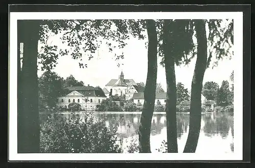 AK Zamek Zdar, Blick auf den Ort mit See