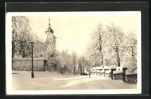 AK Snezne na Morave, Strassenpartie mit Kirche im Winter