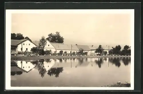 AK Ujezd, Teilansicht des Ortes mit See