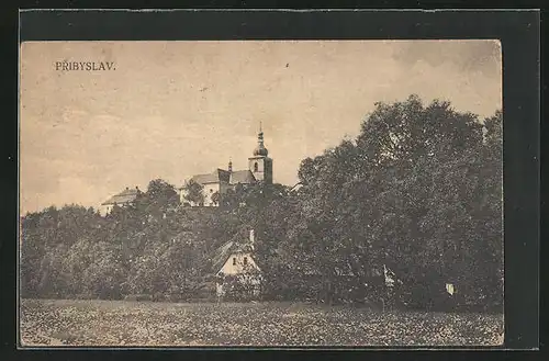 AK Pribyslav, Blick auf Kirche mit Feld