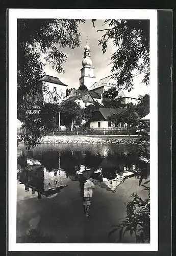 AK Mesto Zdár, Teilansicht mit Kirche im strahlenden Sonnenschein