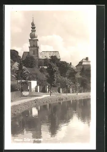 AK Mesto Zdár, Morava, Blick vom Fluss zur Kirche