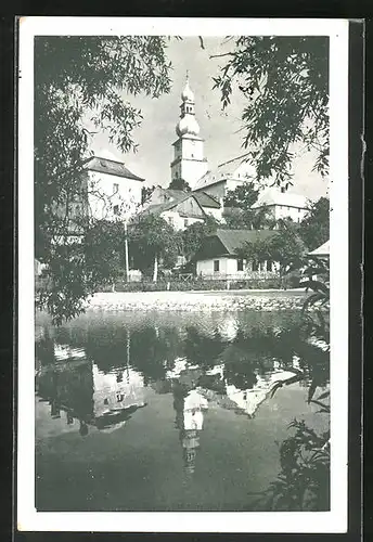 AK Mesto Zdár, Ortspartie am Wasser, Blick zur Kirche