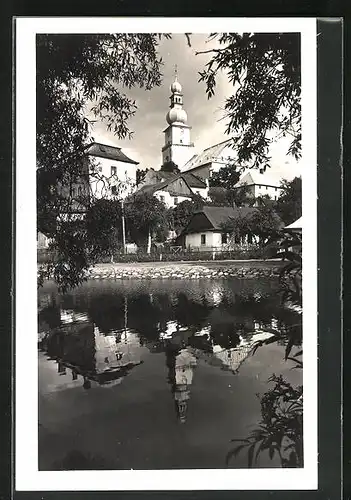 AK Mesto Zdár, Ortspartie am Wasser, Blick zur Kirche, Kostel