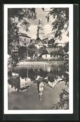 AK Mesto Zdár, Spiegelung der Kirche im Wasser