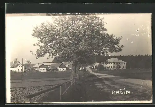 AK Racín, gepflügtes Feld am Dorf