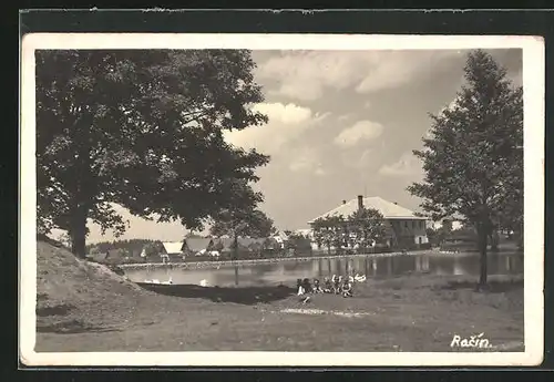 AK Racín, Kinder am See mit Schwänen