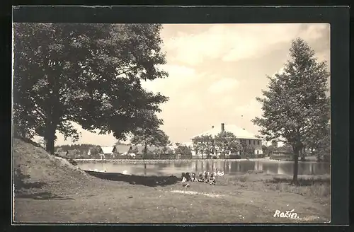 AK Racín, Gruppe von Kindern am See