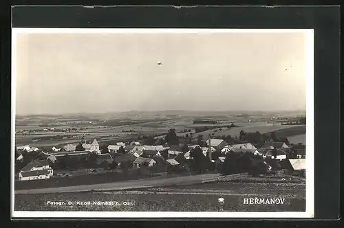 AK Hermanov, Ortschaft mit Feldern