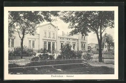 AK Euskirchen, Bahnhof mit Statue und Gartenanlage davor