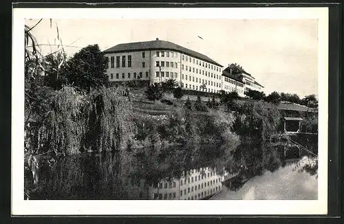 AK Velke Mezirici, Blick auf grosses Anwesen vom Wasser aus