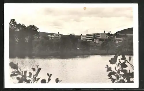 AK Nové Mesto na Morave, Blick auf Gebäude vom Wasser aus