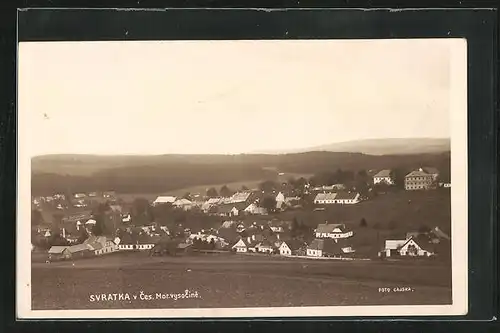 AK Svratka, Ort aus der Ferne betrachtet