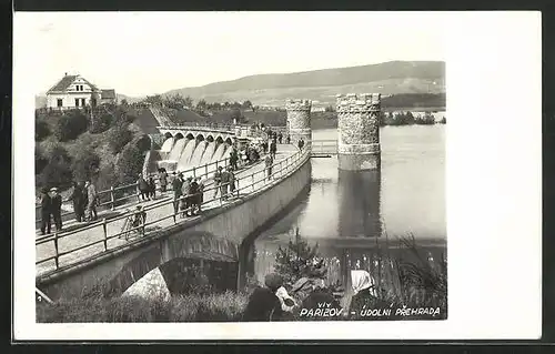 AK Parizov, Udolni Prehrada, Talsperre mit Fussgängern