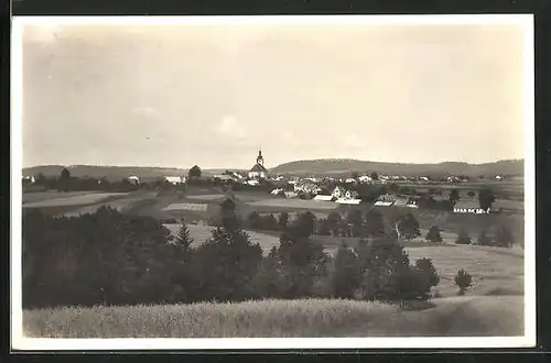 AK Brünnlitz-Krönau, Ortsansicht mit Feldern von Anhöhe