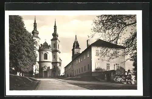 AK Leitomischl / Litomysl, Strassenpartie mit Haus und Türmen