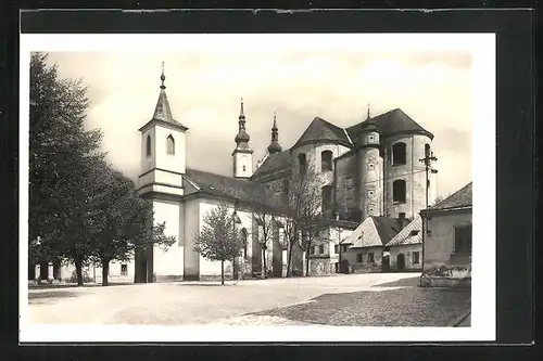 AK Leitomischl / Litomysl, Kirche mit Hof und Bäumen