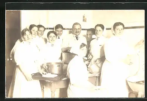 Foto-AK Rotes Kreuz, Schwestern bei der Arbeit in der Küche