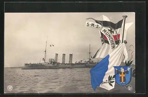 AK Kriegsschiff S. M. S. München vor der Küste, Fahnen und Wappen