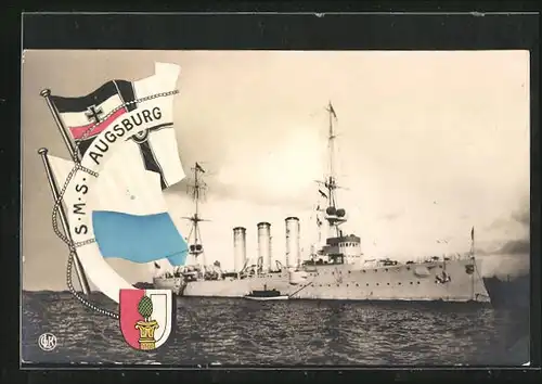 AK Kriegsschiff S. M. S. Augsburg vor der Küste, Fahnen mit Wappen