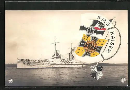 AK Kriegsschiff S. M. S. Kaiser vor der Küste, Fahnen mit Wappen