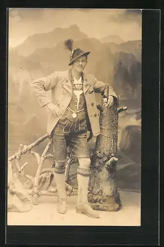 AK Mann in Tracht vor Gebirgspanorama, Studiokulisse