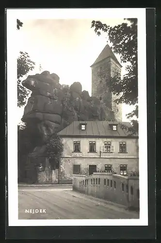 AK Nejdek, Ortspartie mit Felsen und Turm