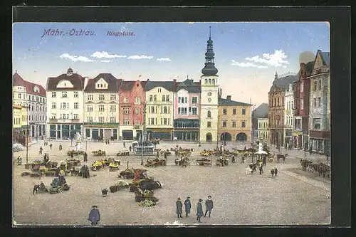 AK Moravska Ostrava, Passanten auf dem Ringplatz, der Wochenmarkt