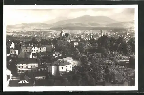 AK Frydek, Generalansicht der Stadt, Blick auf die Berge im Hintergrund